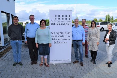 von links nach rechts, Vermieter Marco Wengel, Unternehmerehepaar Steffen und Marlen Kästner, Bürgermeister Dr. Bastian, Dr. Ernst-Günter Graf vom Stadtmarketing, Wirtschaftsförderin Tanja Frisch, Monika Weber SSM von links nach rechts, Vermieter Marco Wengel, Unternehmerehepaar Steffen und Marlen Kästner, Bürgermeister Dr. Bastian, Dr. Ernst-Günter Graf vom Stadtmarketing, Wirtschaftsförderin Tanja Frisch, Monika Weber SSM
