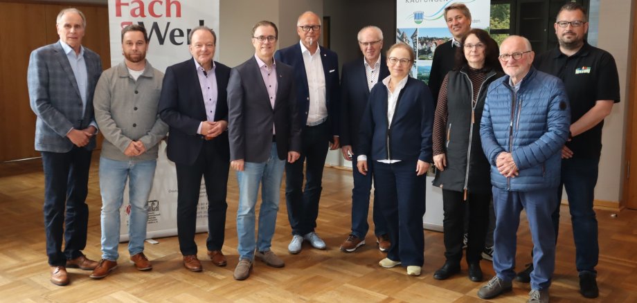 Der neu gewählte Vorstand (v.l.): Volker Holzberg (Celle), Stefan Halang (Ebersbach-Neugersdorf), Bürgermeister Arnim Roß (Kaufungen), Bürgermeister. Dr. Daniell Bastian (Seligenstadt), Thomas Malnati (Goslar), Bürgermeister a. D. Hans Benner (Herborn), Anette Hochmuth (Bietigheim-Bissingen), Bürgermeister Dr. Nico Ritz (Homberg/Efze), Heike Vehlhaber (Wernigerode), Kurt-Christian Ehinger (Burgstetten) und Michael Menk (Herborn).
Auf dem Foto fehlen: Dr. Stefan Svoboda (Schmalkalden), Egon Betz (Nehren), 1. Bürgermeister a.D. Jürgen Heckel (Bad Windsheim), sowie Prof. Dr. Markus Harzenetter (Wiesbaden), Dr. Christina Krafczyk (Hannover), Dr. h. c. Martin Biermann (Celle), Hans-Ulrich Lipphardt (Alsfeld).
Der neu gewählte Vorstand (v.l.): Volker Holzberg (Celle), Stefan Halang (Ebersbach-Neugersdorf), Bürgermeister Arnim Roß (Kaufungen), Bürgermeister. Dr. Daniell Bastian (Seligenstadt), Thomas Malnati (Goslar), Bürgermeister a. D. Hans Benner (Herborn), Anette Hochmuth (Bietigheim-Bissingen), Bürgermeister Dr. Nico Ritz (Homberg/Efze), Heike Vehlhaber (Wernigerode), Kurt-Christian Ehinger (Burgstetten) und Michael Menk (Herborn). Auf dem Foto fehlen: Dr. Stefan Svoboda (Schmalkalden), Egon Betz (Nehren), 1. Bürgermeister a.D. Jürgen Heckel (Bad Windsheim), sowie Prof. Dr. Markus Harzenetter (Wiesbaden), Dr. Christina Krafczyk (Hannover), Dr. h. c. Martin Biermann (Celle), Hans-Ulrich Lipphardt (Alsfeld).
