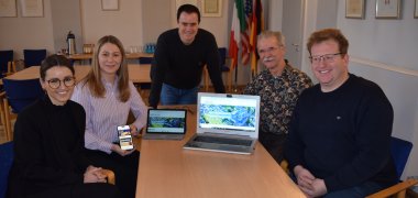Auf dem Foto von link: Marie Ruck (Webdesign), Monika Klinger (Geschäftsführung Seligenstadt Marketing und Tourismus GmbH), Bürgermeister Dr. Daniell Bastian, Dr. Ernst-Günter Graf (Geschäftsführung Seligenstadt Marketing und Tourismus GmbH) und Erster Stadtrat Michael Gerheim.
