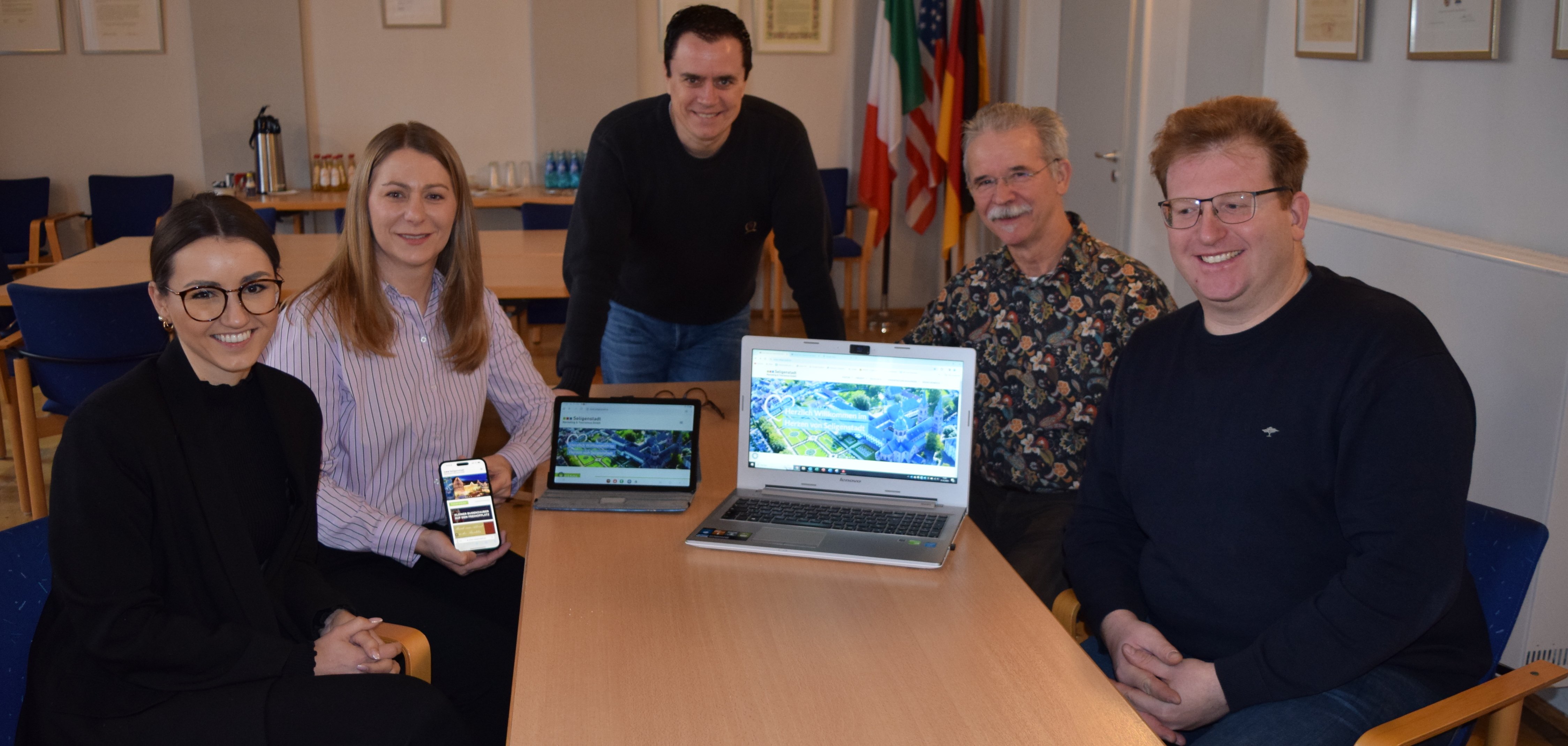 Auf dem Foto von link: Marie Ruck (Webdesign), Monika Klinger (Geschäftsführung Seligenstadt Marketing und Tourismus GmbH), Bürgermeister Dr. Daniell Bastian, Dr. Ernst-Günter Graf (Geschäftsführung Seligenstadt Marketing und Tourismus GmbH) und Erster Stadtrat Michael Gerheim.