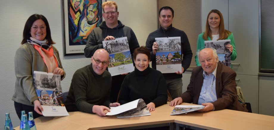 von links nach rechts: Silke Göbel, Mathias Neubauer, Claudia Neubauer, Horst Müller (vorne), Erster Stadtrat Michael Gerheim, Bürgermeister Dr. Daniell Bastian, Monika Klinger (hinten)