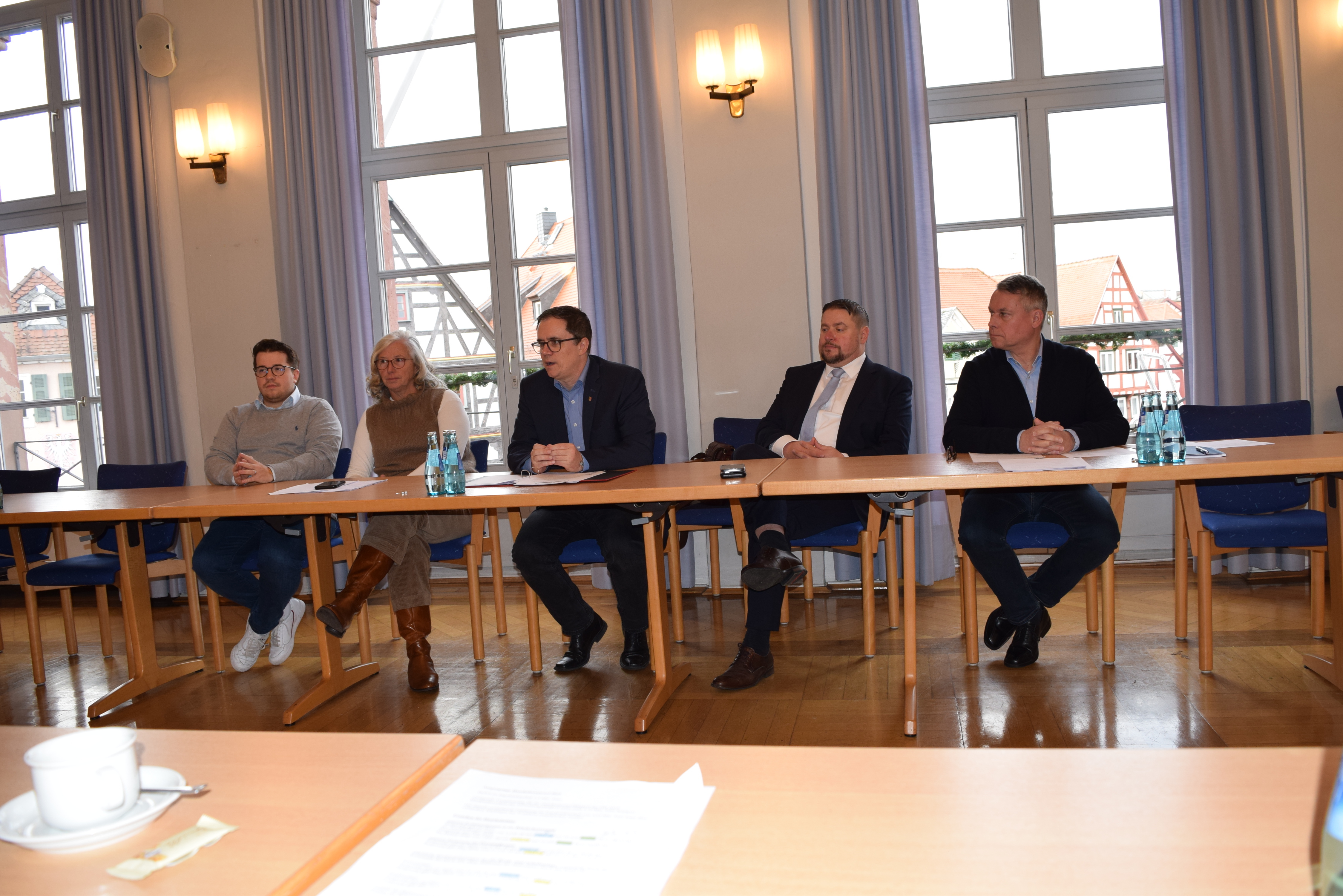 von links nach rechts: Stephan Böhm (CDU), Susanne Schäfer (FDP), Bürgermeister Dr. Bastian, Erster Stadtrat Oliver Steidl, Bernd Wich (Leiter Amt für Finanzen) bei der Pressekonferenz zum Thema Haushalt 2025