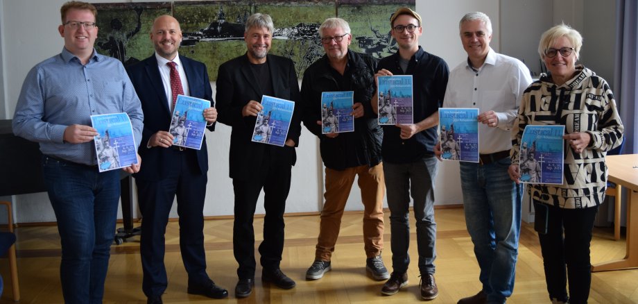von links nach rechts: Erster Stadtrat Michael Gerheim, Marcus Bayer, Claus Martin, Thomas Gabriel, Sven Garrecht, Bürgermeister Dr. Daniell Bastian, Monika Weber (Stadtmarketing)