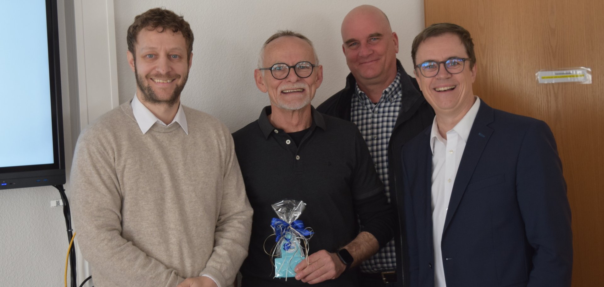 Werner Link mit dem Bürgermeister und der Stadtwerkeleitung, Patrick Herbert und Stefan Falter