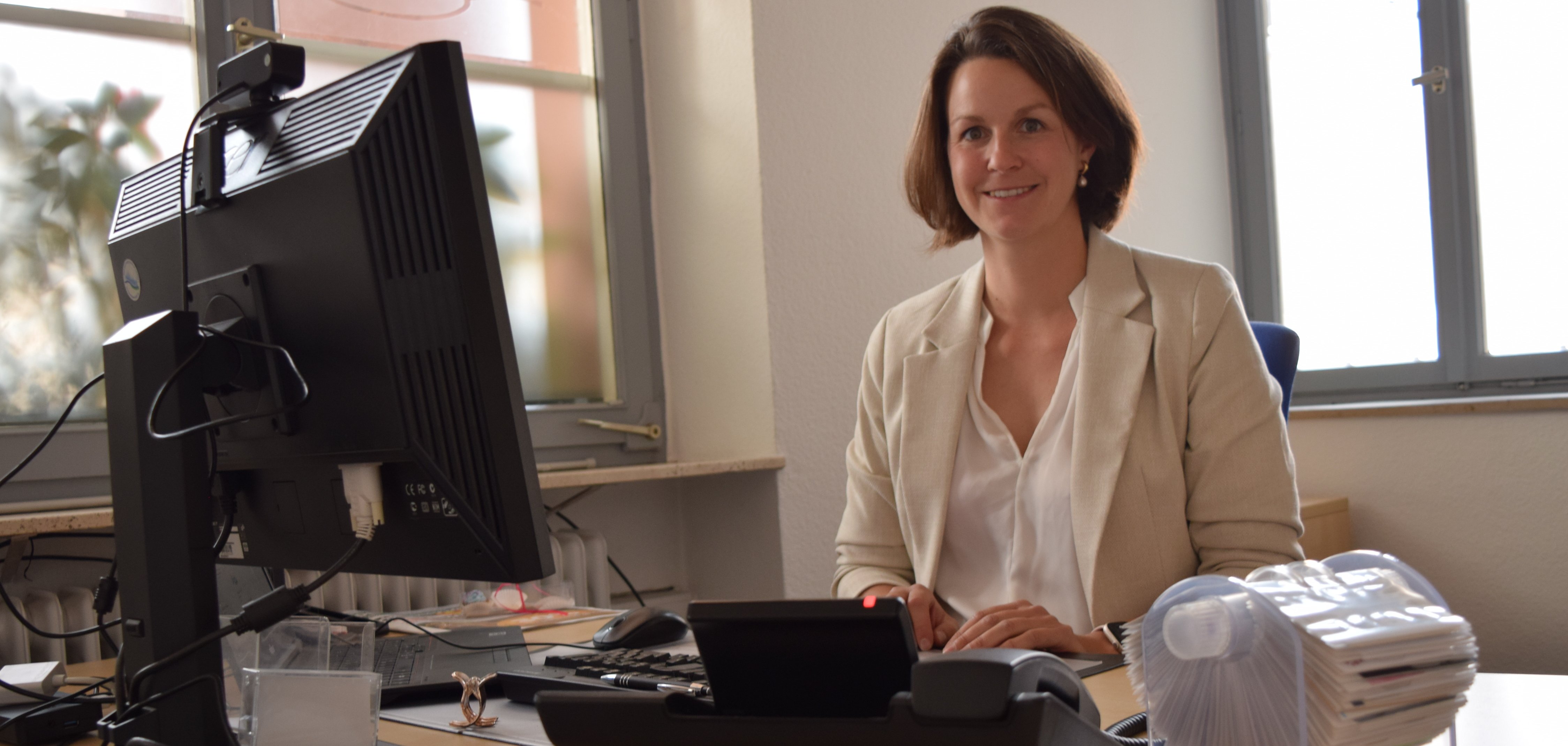 Wirtschaftsförderin Marie Servais an ihrem Schreibtisch