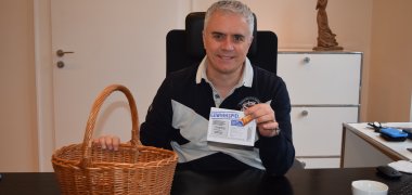 Bürgermeister Dr. Bastian zieht die Gewinnerin aus Offenbach Bürgermeister Dr. Bastian zieht die Gewinnerin aus Offenbach