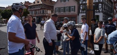 Erster Stadtrat Oliver Steidl verteilt eine kleine Stärkung