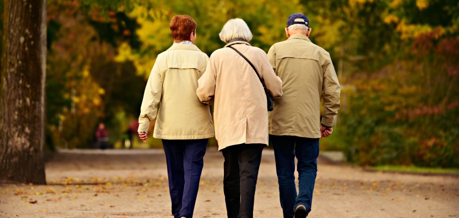 ältere Menschen gehen spazieren