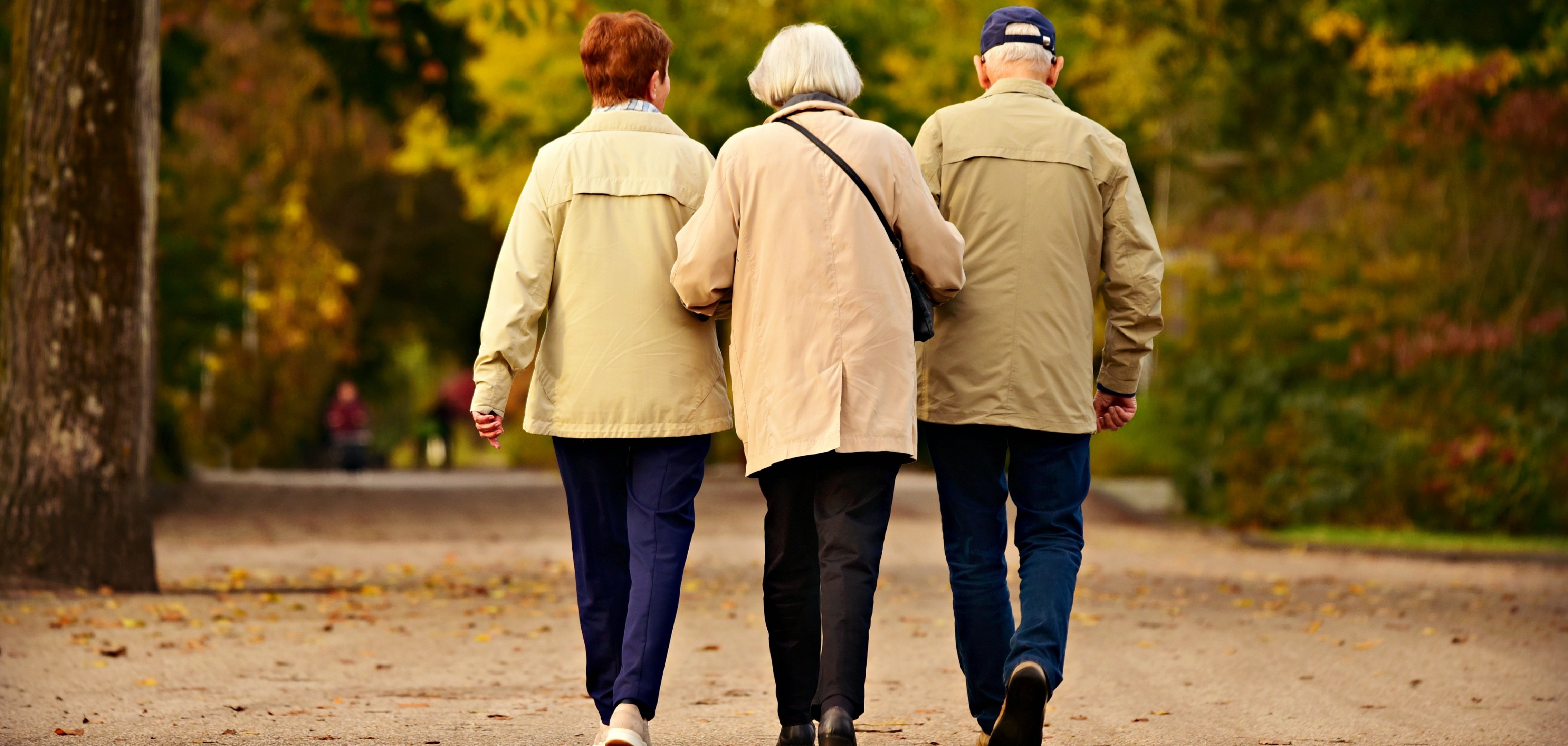 ältere Menschen gehen spazieren
