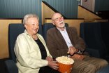 Seniorenpaar im Kino Seniorenpaar im Kino