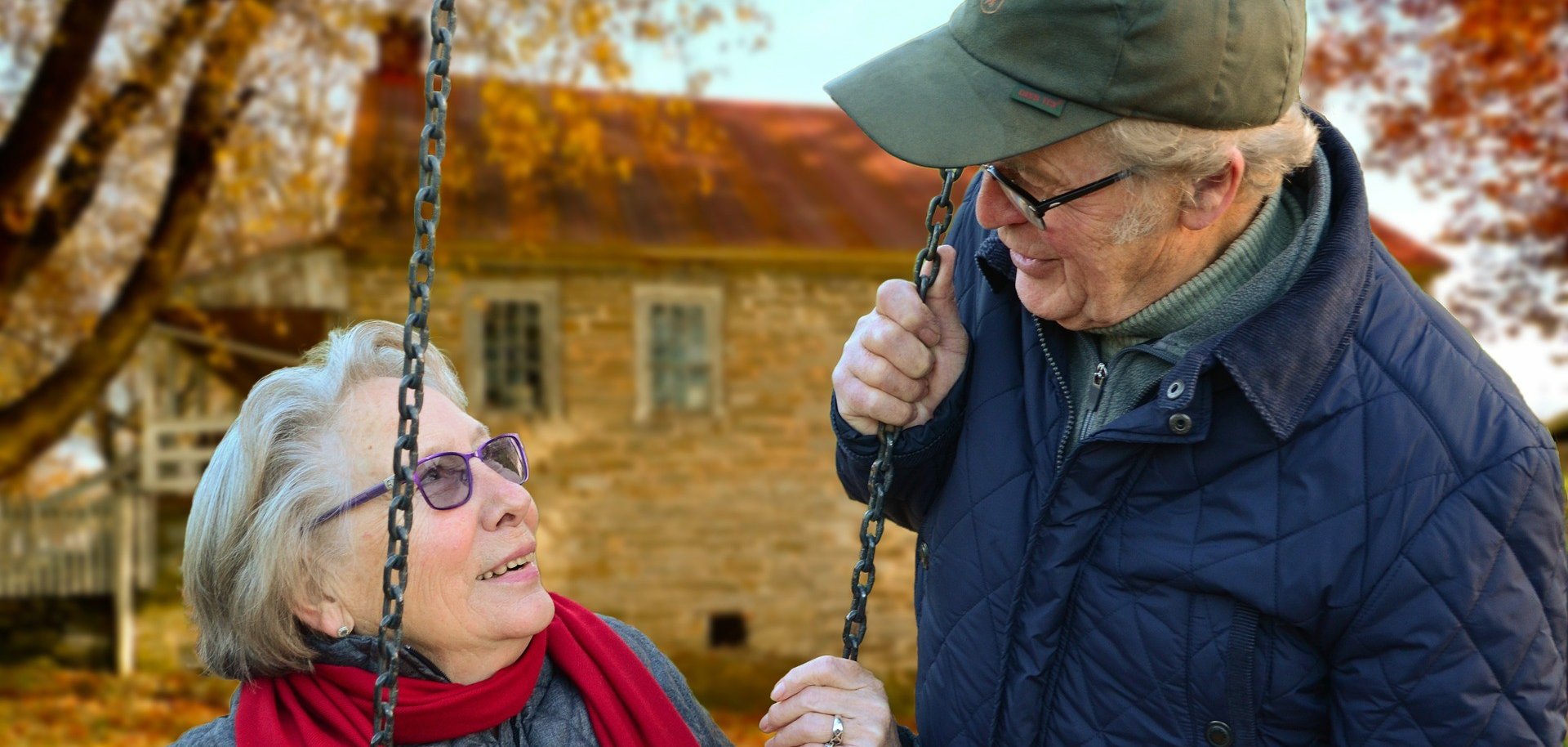 älteres Paar auf Schaukel