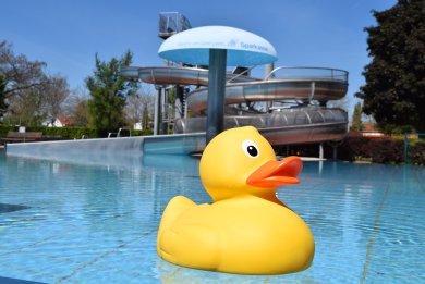 Nichtschwimmerbecken mit Badeente Nichtschwimmerbecken mit Wasserpilz.JPG