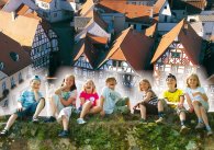 Kinderstadtführung 5 Kinder im Kreis stehend, lachend nach unten schauend