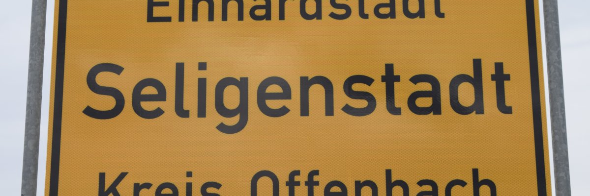 Das neue Ortsschild "Einhardstadt Seligenstadt"