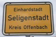 Das neue Ortsschild "Einhardstadt Seligenstadt" Das neue Ortsschild "Einhardstadt Seligenstadt"